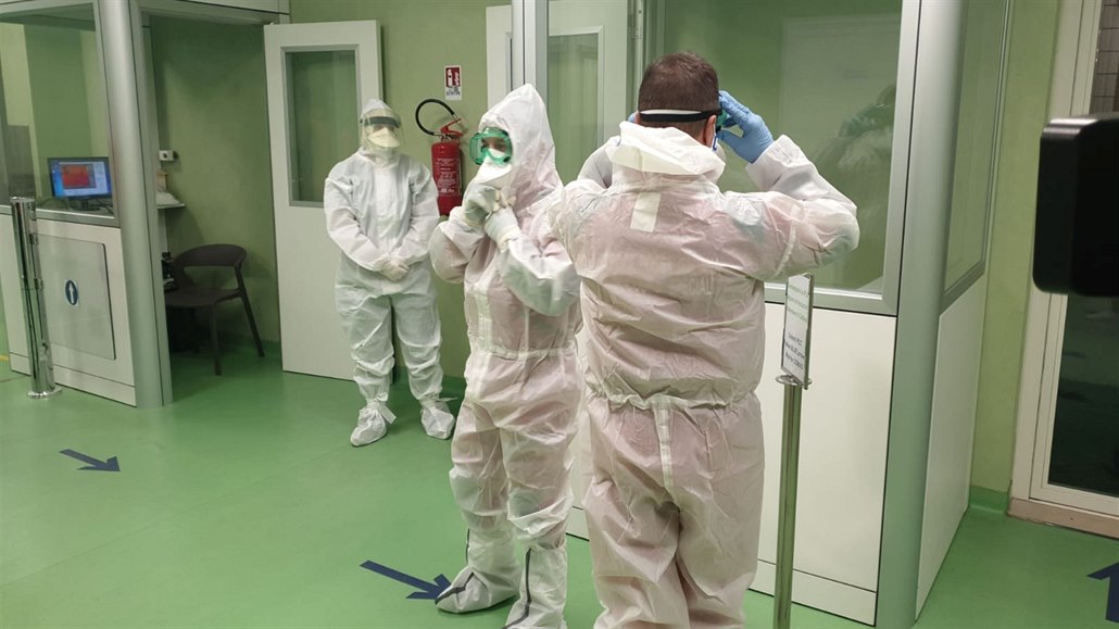 Zdravotníci se před případnou nákazou koronavirem chrání ochrannými pomůckami.