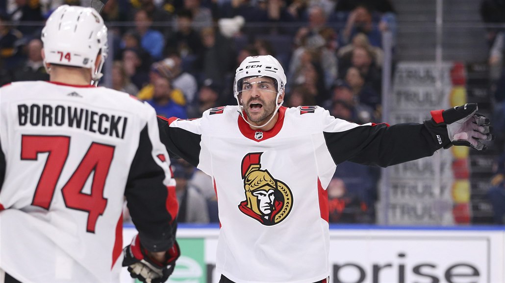 Hokejisté Ottawy Senators oslavili venkovní vítzství tém po dvou msících.
