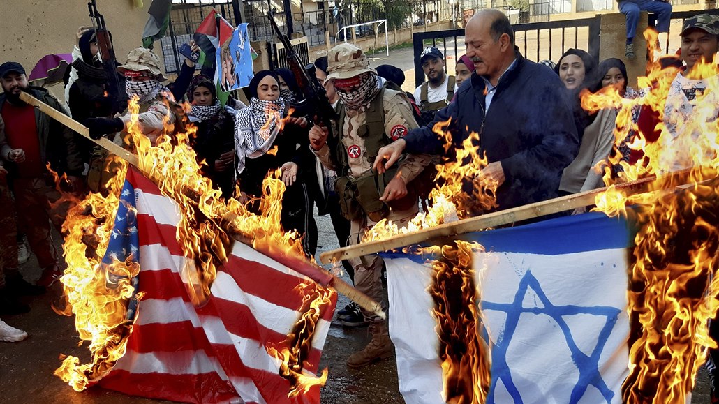 Palestinci pálili americké a izraelské vlajky bhem protestu proti americkému...