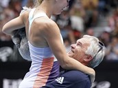 Caroline Wozniacká se louí s tenisovým svtem. V náruí ji drí otec a trenér...