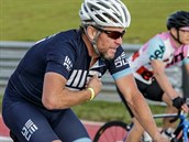 Lance Armstrong pi vyjce na kole.
