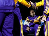 Zranný Kobe Bryant na stídace LA Lakers.