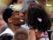Kobe Bryant v roce 2010 líbá svoji nejstarí dceru Giannu poté, co s Lakers...