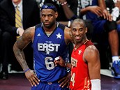 Kobe Bryant a LeBron James bhem zápasu All Star Game.