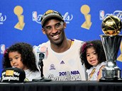 Kobe Bryant se svými dcerami poté, co s Lakers vyhrál v roce 2010 NBA.