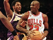 Kobe Bryant blokuje Michaela Jordana.