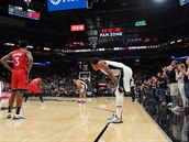 Duel San Antonio Spurs - Toronto Raptors na minutu peruen, aby se uctila...