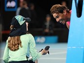 Rafael Nadal se omlouvá podavace mík na Australian Open za nastelení míkem