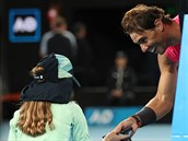 Rafael Nadal se omlouvá podavace mík na Australian Open za nastelení míkem
