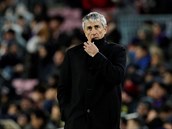 Quique Setién p�i své premié�e na lavi�ce Barcelony.