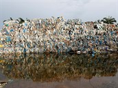 Plastov odpad v nelegln recyklan tovrn v Jenjaromu.