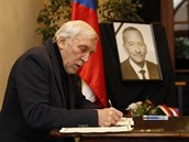 Jií Rika se podepisuje do kondolenní knihy zesnulého Jaroslava Kubery.
