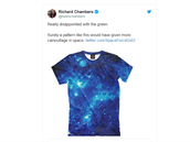 Printcreen jednoho z Tweet zesmující nové americké kosmické uniformy.