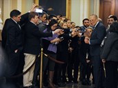 Senátor Chuck Schumer hovoí s novinái pe zahájením jednání o impeachmentu