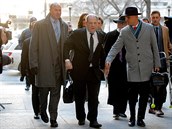 Harvey Weinstein na cest k soudu v New Yorku.