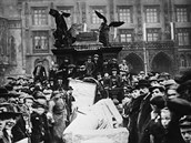 Sloup ze 17. stolet svrhl dav v roce 1918 (na archivnm snmku z 3. listopadu...