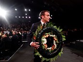 Francouzský prezident Emmanuel Macron pokládá pamtní vnec za obti holokaustu...