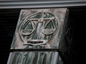 Váhy jako symbol rovnosti ped soudem vyobrazené na pilíích budovy Nejvyího...