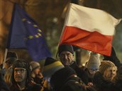 Lidé s evropskými vlajekami se seli ped budovou polského parlamentu, kde...