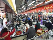 Lidé vykupují potraviny v supermarketech ve mst Wu-Chan, rouky jsou...
