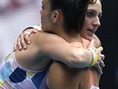 Kvitová se po zápase objala se svou soupekou Sakkariovou.