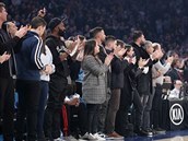 Fanouci New York Knicks v Madison Square Garden pi minut ticha, která zaala...