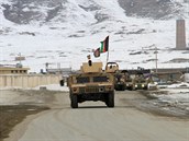 Kolona obrnných transportér afghánské národní armády míí do provincie...