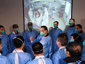 ínský premiér Li Keqiang hovoící k zamstnancm nemocnice, ve které byli...