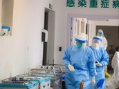Zamstnanci nemocnice ve Wu-chanu v ochranných oblecích.