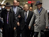 Filmový producent Harvey Weinstein (uprosted) pichází k soudu.