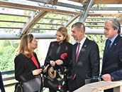Premiér Andrej Babi s chotí Monikou v doprovodu velvyslance R Martina...