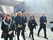 Premiér Andrej Babi s chotí Monikou na prohlídce památníku obtí holocaustu...