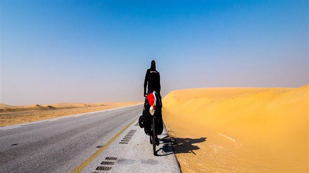 Na kole pes Saúdskou Arábii