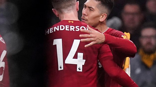 Firmino v náruči Hendersona po triumfu Liverpoolu nad Wolves.
