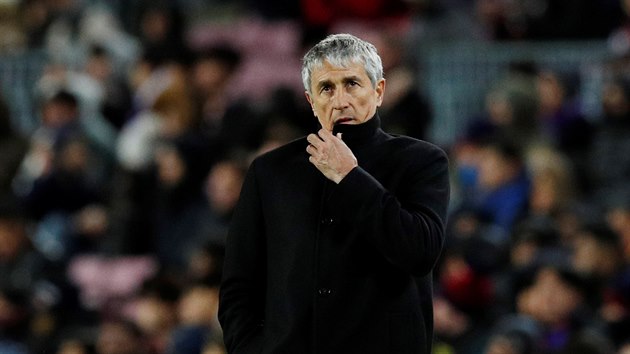Quique Setién p�i své premié�e na lavi�ce Barcelony.