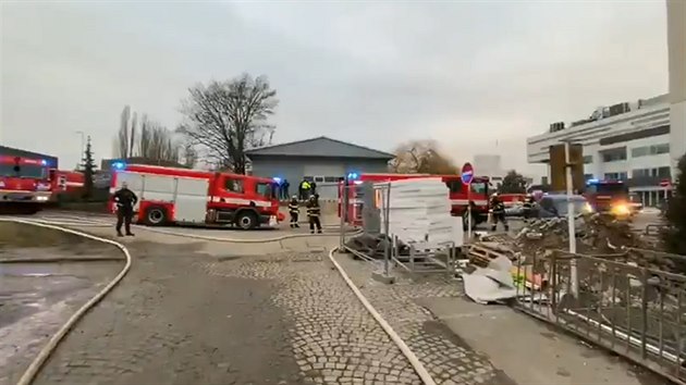 Pražští hasiči zasahují u požáru na Barrandově.