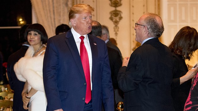 Prezident Donald Trump mluví s jedním ze svých obhájc Alanem Dershowitzem.