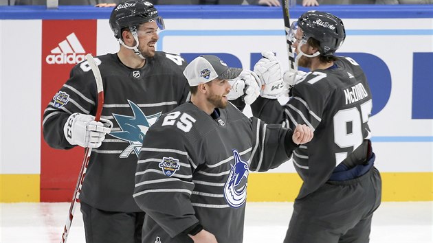 Tomá Hertl (48) za San Jose Sharks slaví s hrái Edmonton Oilers a Vancouver...