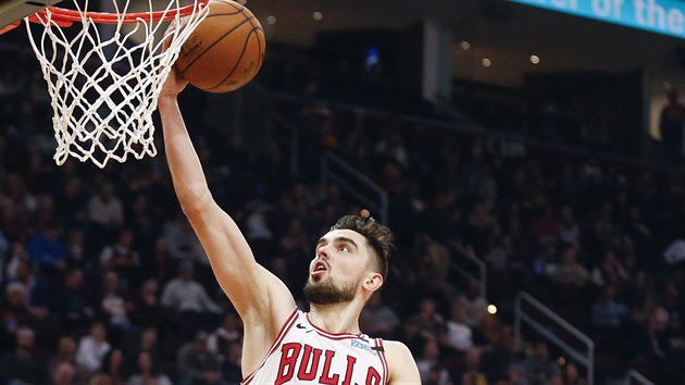 Tomá Satoranský dává ko Cleveland Cavaliers.