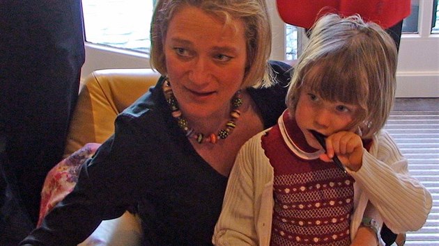 Umlkyn Delphine Boëlová se svojí dcerou v roce 2008.