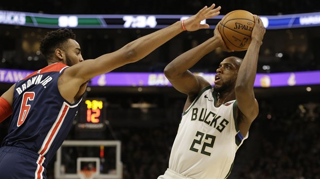 Khris Middleton z Milwaukee zazáil v duelu s Washingtonem.