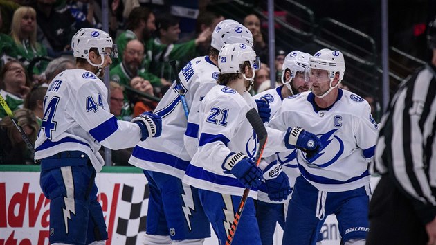 Radující se hokejisté Tampy Bay. Nikita Kuerov (86), Victor Hedman (77),...