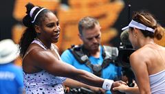 Wang �chiang p�ijímá gratulaci k postupu od pora�ené Sereny Williamsové.