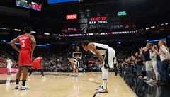 Duel San Antonio Spurs - Toronto Raptors na minutu p�eru�en, aby se uctila...