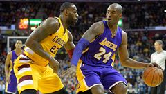 LeBron James brání Kobeho Bryanta.