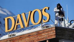 Policisté hlídají budovu kongresového centra.