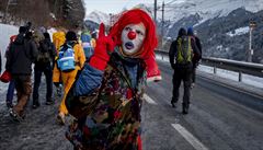 V Davosu je také spousta demonstrant� v p�evlecích.
