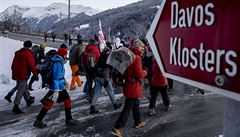Stovky protestujících jdou do Davosu, kde se koná Svtové ekonomické fórum.