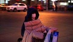 �ena s ochranou rou�kou na silnici v Pekingu.