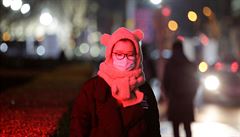 Lidé na ulicích v Pekingu chodí s rou�kou nasazenou p�es obli�ej.